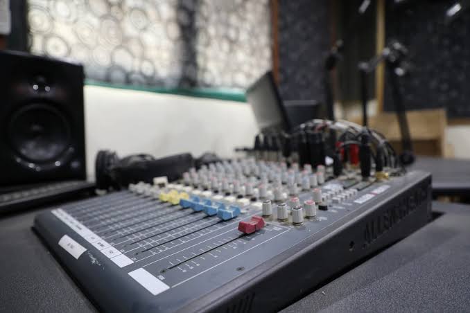 Mixing console in the SJMCS radio studio